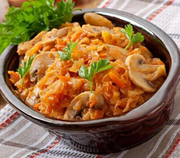 kapusta-tushenaya-s-gribami