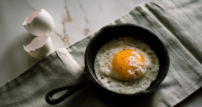 2017food_fried_eggs_on_a_table_in_a_small_frying_pan_120018_