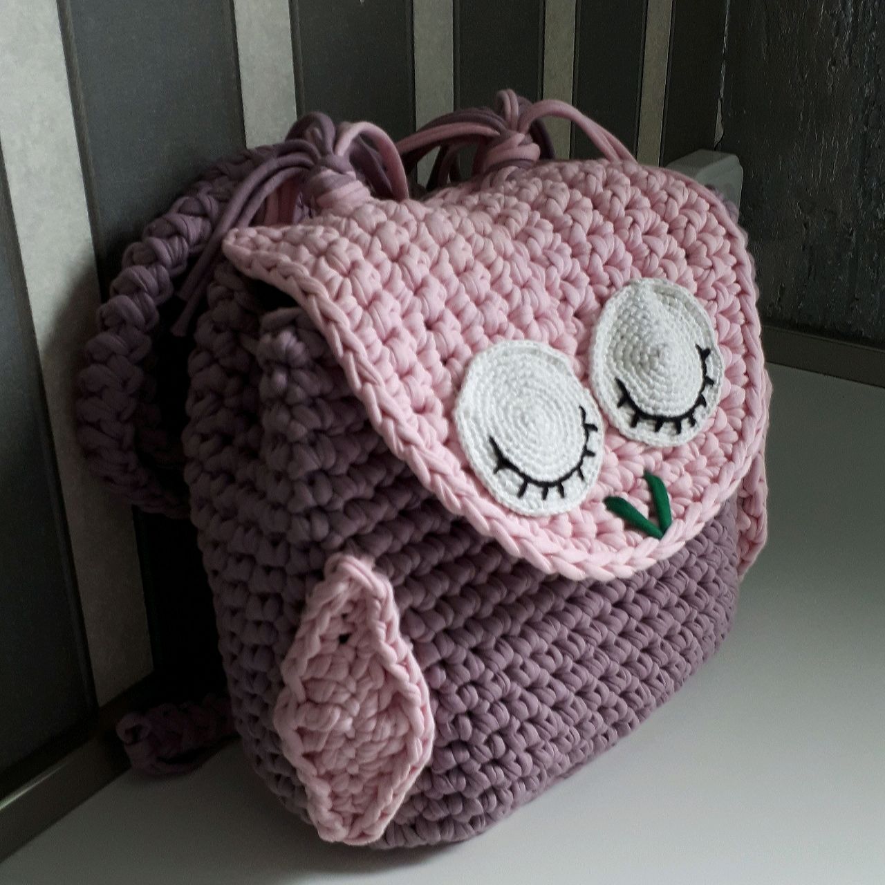 85c6cf41297632e896968597e43p-raboty-dlya-detej-ryukzak-sovushka-iz-trikotazhnoj-pryazhi