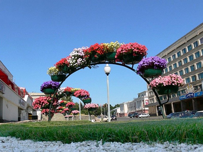 133899-plastikovyi-vazon-dlia-tsvietov-viertikalnoie-ozielienieniie-1280x768