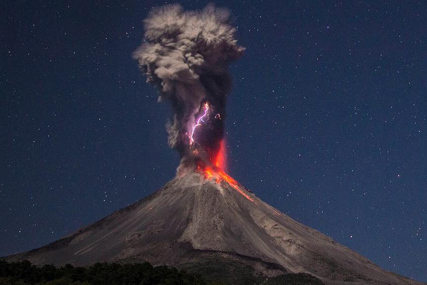 vulkan-kolima-izvergaet-pepel-i-par-na-3-km